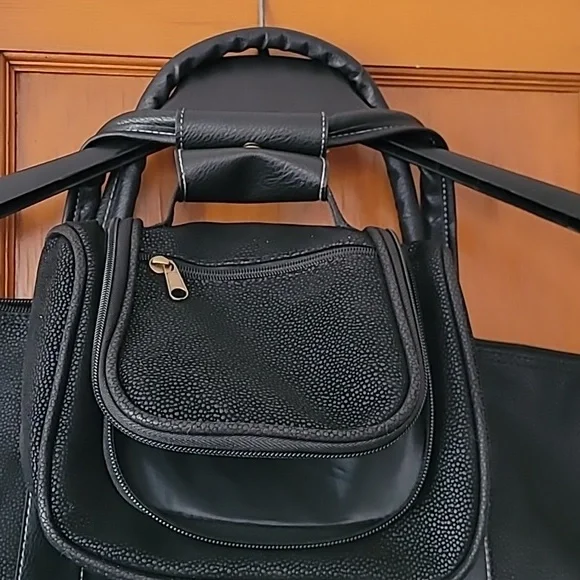 Matching Travel Bag and Toiletries Bag - Picture 3 of 8